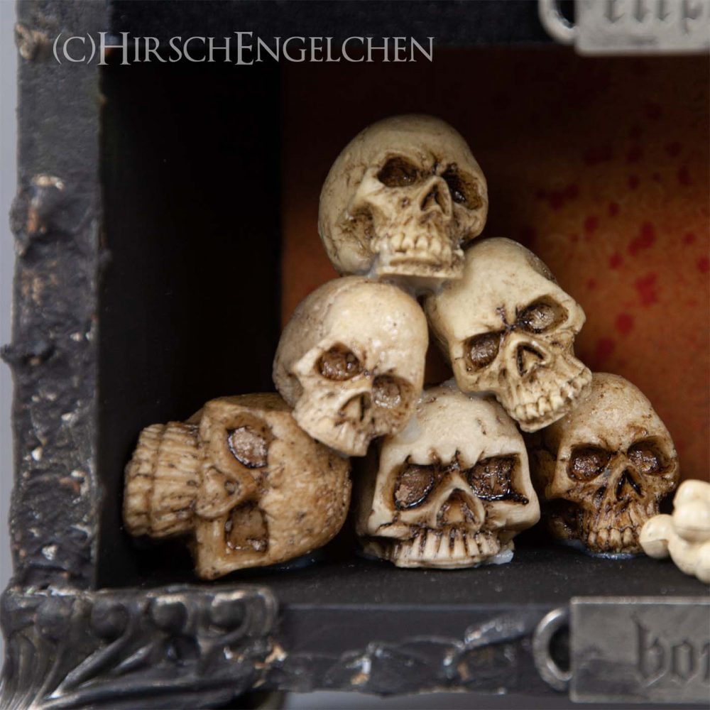 Spooky Halloween Diorama Knochensammler Schädelpyramide