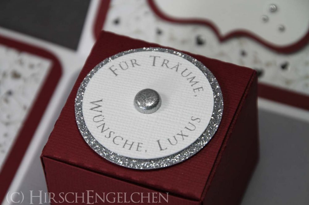 Rote Explosionsbox zur Hochzeit